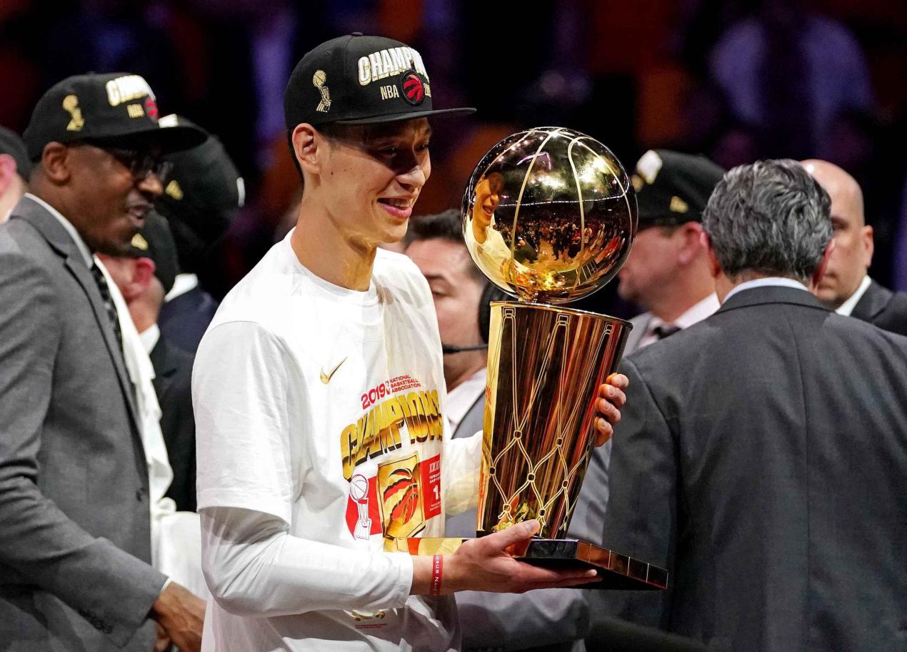 (当地时间2019年06月13日，美国奥克兰，18/19赛季NBA总决赛G6，勇士 VS 猛龙。林书豪捧起奥布莱恩杯。 图源：IC)