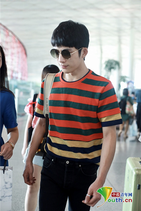 2019年6月13日，北京，井柏然现身机场。他身穿橘色条纹衫，梳着妹妹头显得十分乖巧。