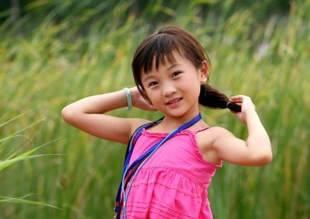 她们童星出道，分别被张艺谋和冯小刚看中，如今发展各不同