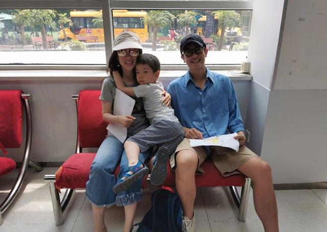 嗯哼又来秀词汇量!上幼儿园最后一天,惆怅地称对未来有点困惑