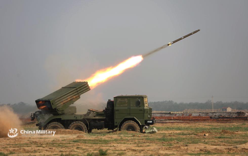 2019年6月12日,解放军第80集团军某旅车载122毫米火箭发射炮向模拟