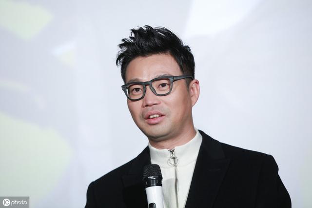 拍完照后王迅送老夫妇下楼时,有谁记得他说什么?网友:太讽刺了
