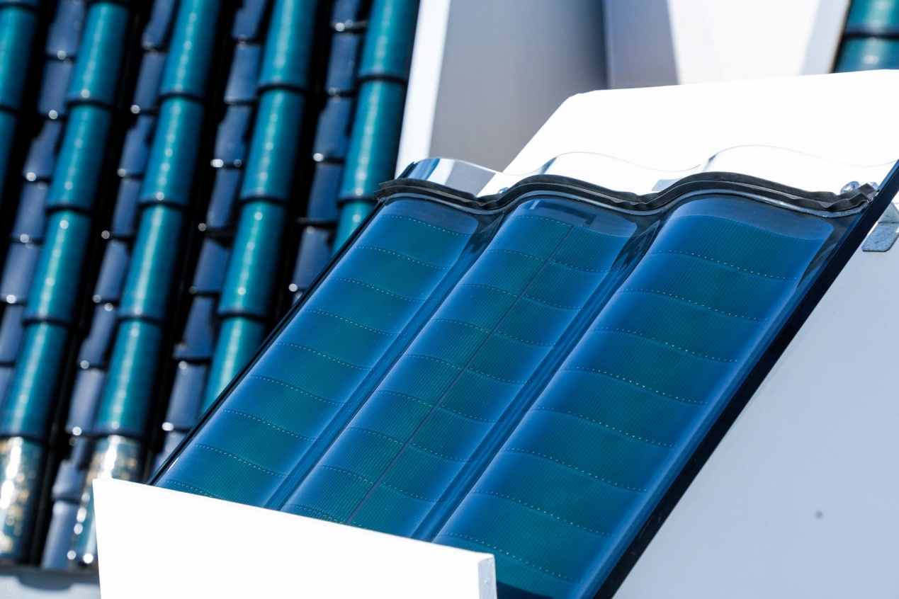 利用薄膜太阳能技术开发的会发电的瓦片“汉瓦”