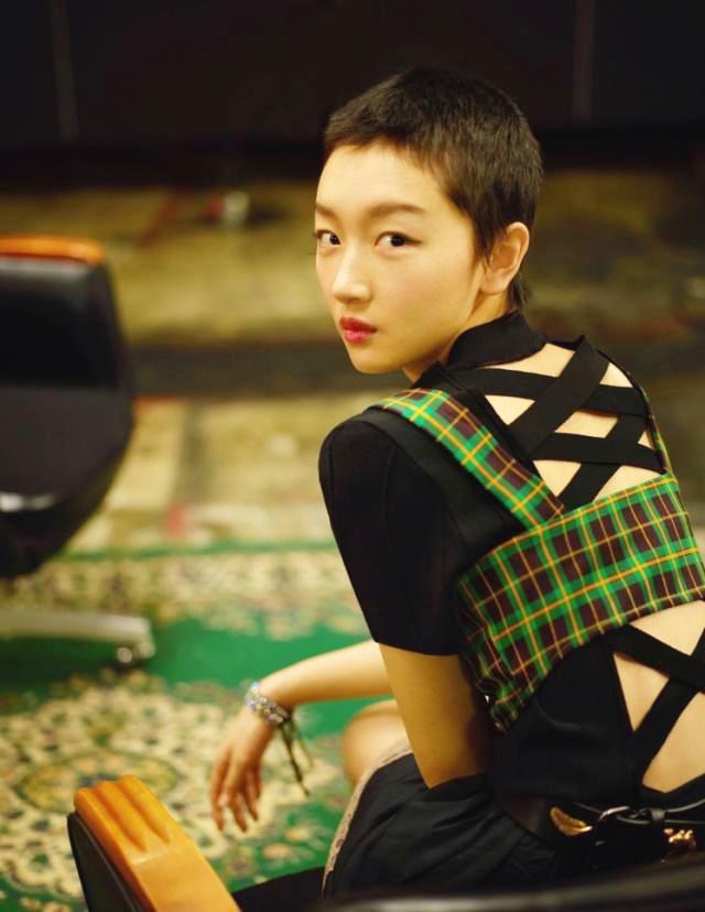 周冬雨易烊千玺同剪寸头时尚感提了几个档次帅气不输易烊千玺