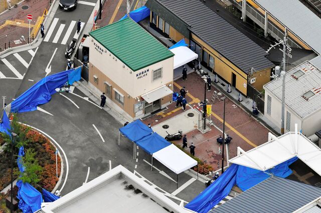事故现场照片。图中绿顶建筑为事发警察站。(图片来源：日本朝日新闻)