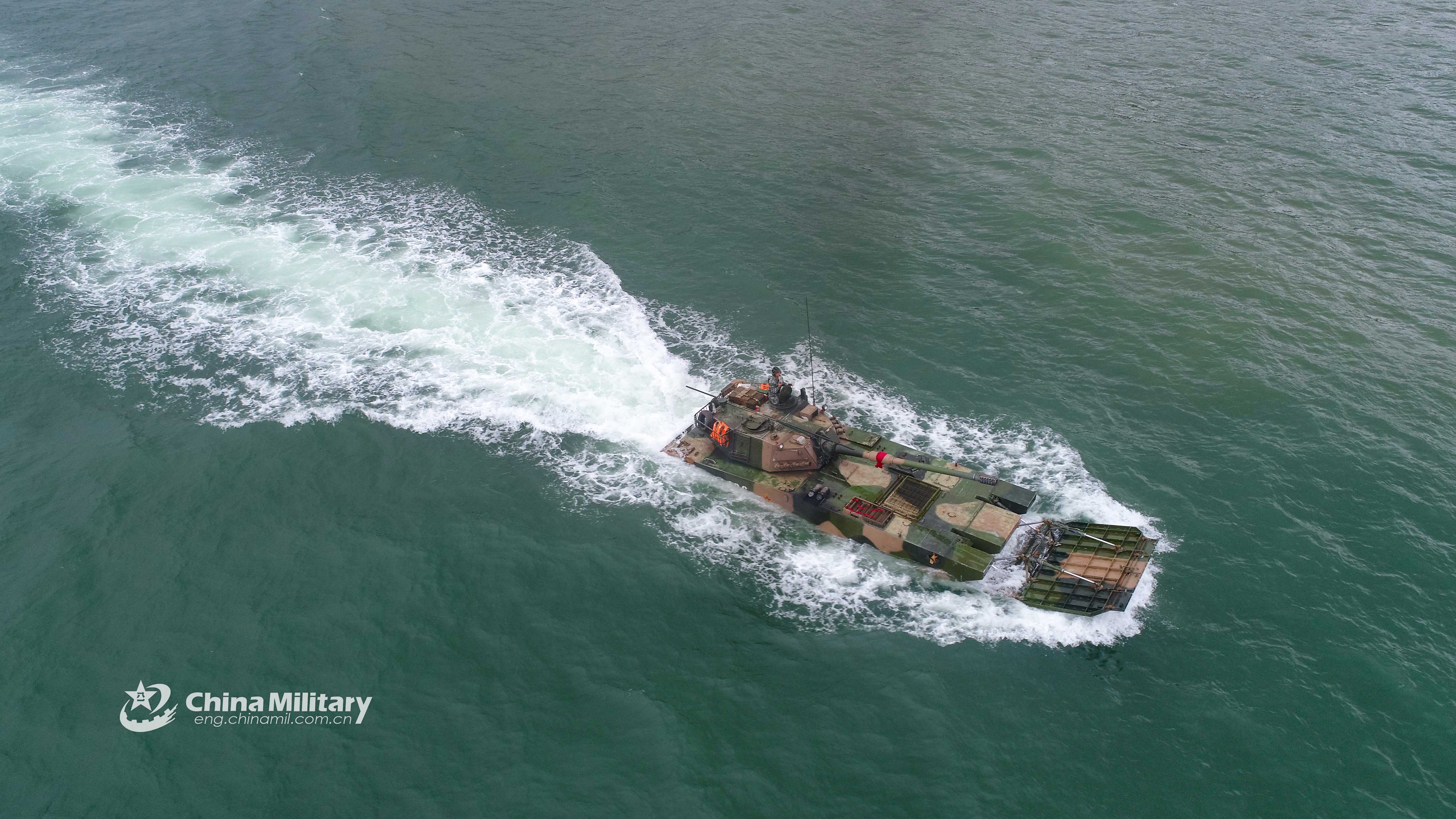 9 解放军合成旅练登陆作战 两栖突击炮摆一排开火