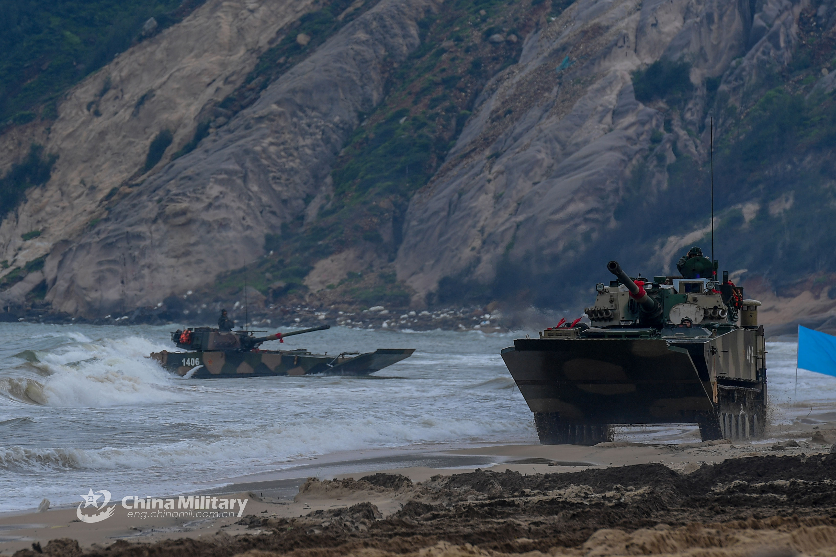 9 解放军合成旅练登陆作战 两栖突击炮摆一排开火