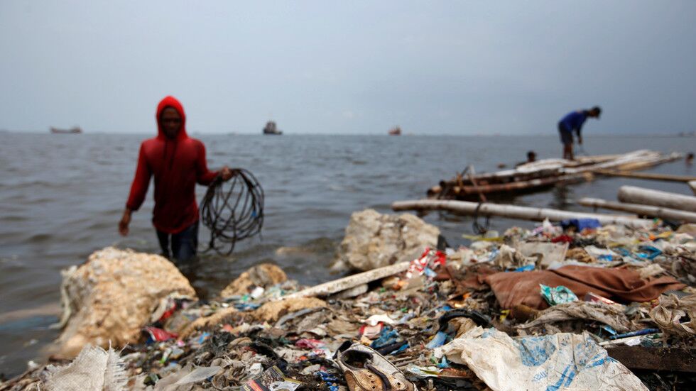 资料图：印尼首都雅加达海岸上的塑料垃圾(图片来源：RT)