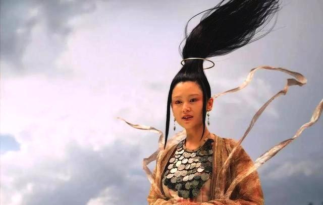 2008年，由其担纲女一号的爱情电影《梅兰芳》上映并在该片中饰演福芝芳。