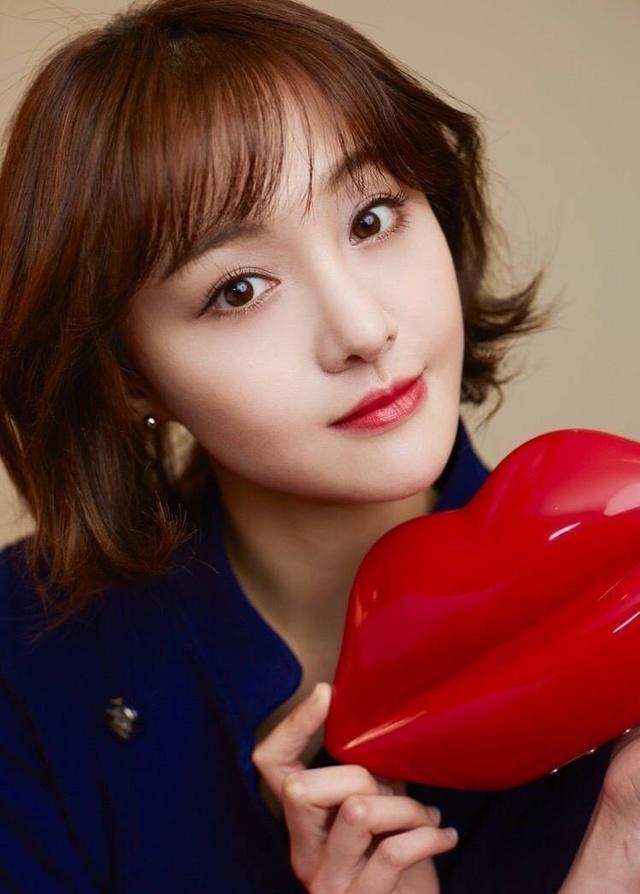 郑爽这动作甜美到心醉!网友:好迷啊