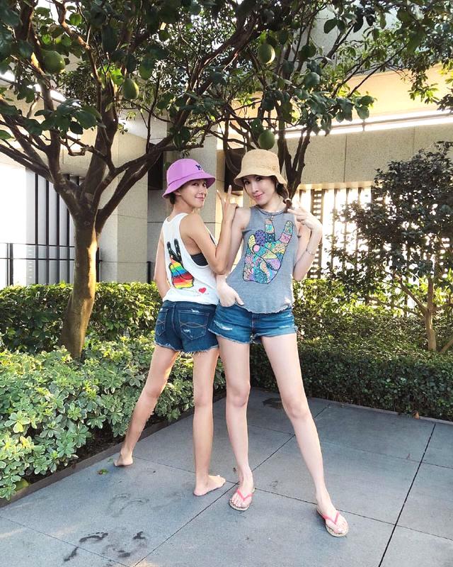 林志颖老婆陈若仪晒与双胞胎儿子玩水合照秀大长腿对比腿真长
