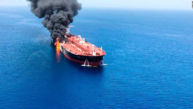 阿曼湾油轮遇袭，图源：CNN
