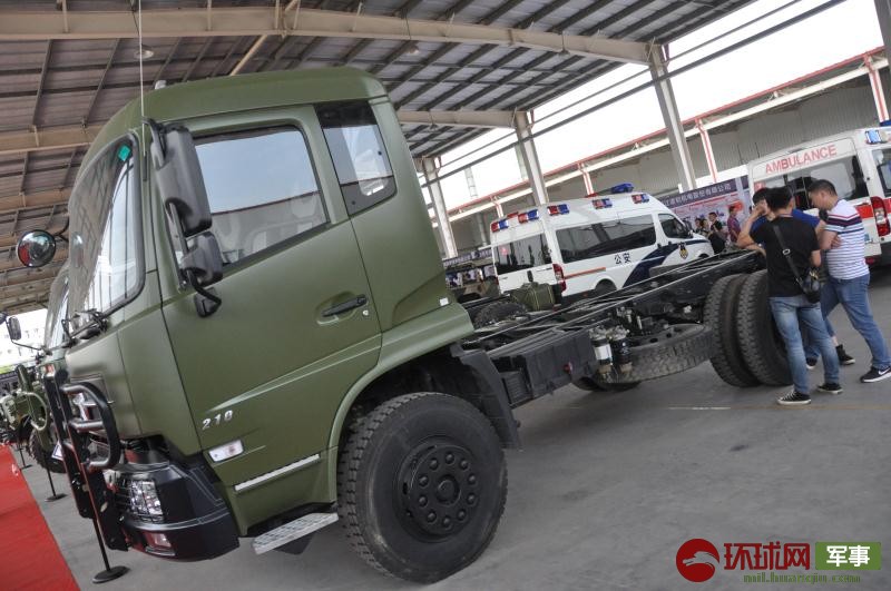 东风越野车有限公司展示的eq1120ga型军用越野汽车   杨铁虎 摄