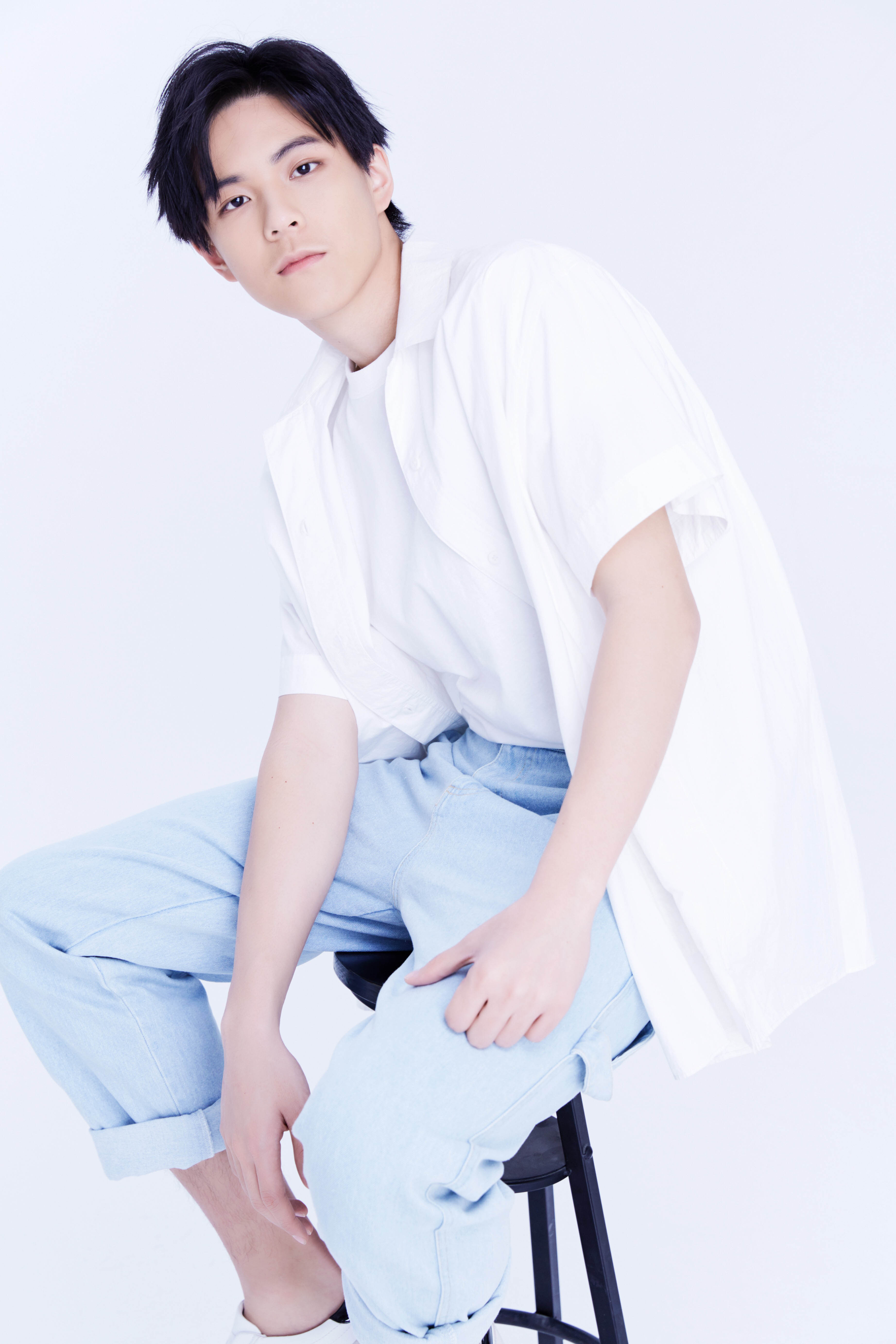 今日,卓尔文化旗下签约新人演员王熙元首度曝光夏日写真组图.