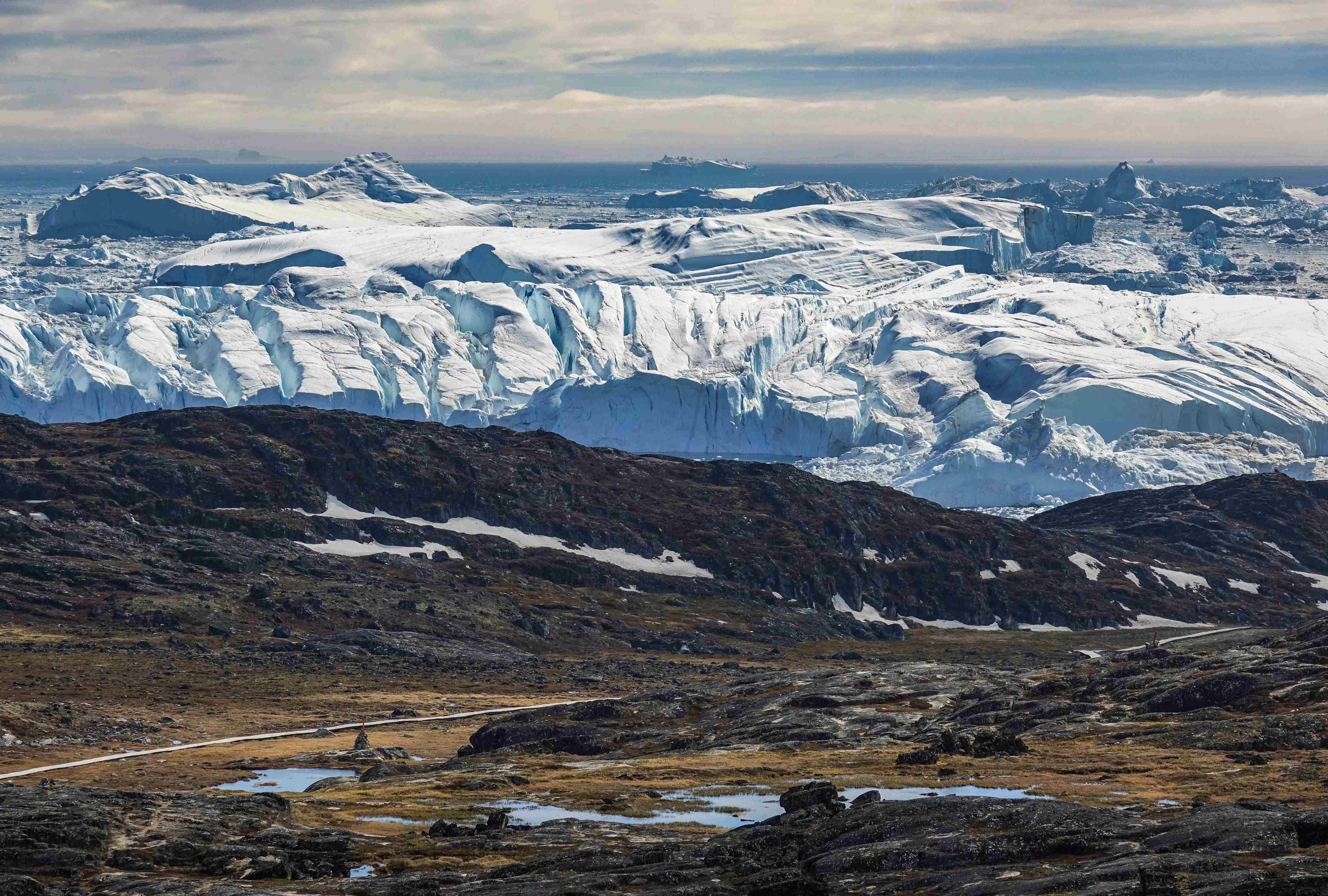 笼罩,当地阳光普照及天气暖和,格陵兰冰原顶部的温度一度高于0摄氏度
