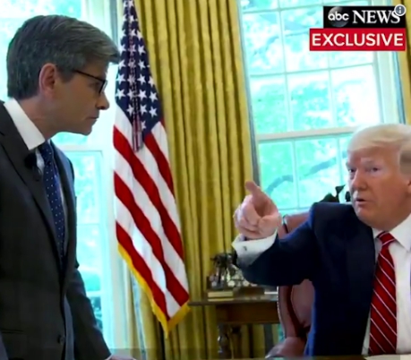 特朗普中断采访，并用手指向他的幕僚长。图源：美国广播公司新闻频道推特视频截图