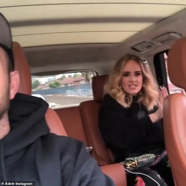 阿黛尔坐车前往伦敦体温布莱球场，观看辣妹组合的演唱会。