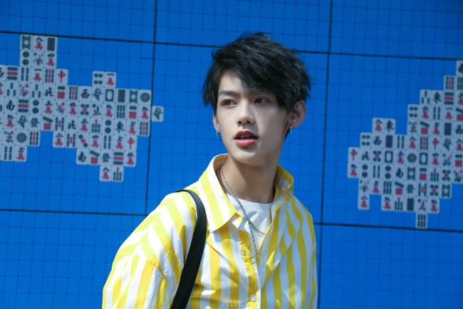 陈一辰户外街拍曝光 潮范儿十足帅气逼人