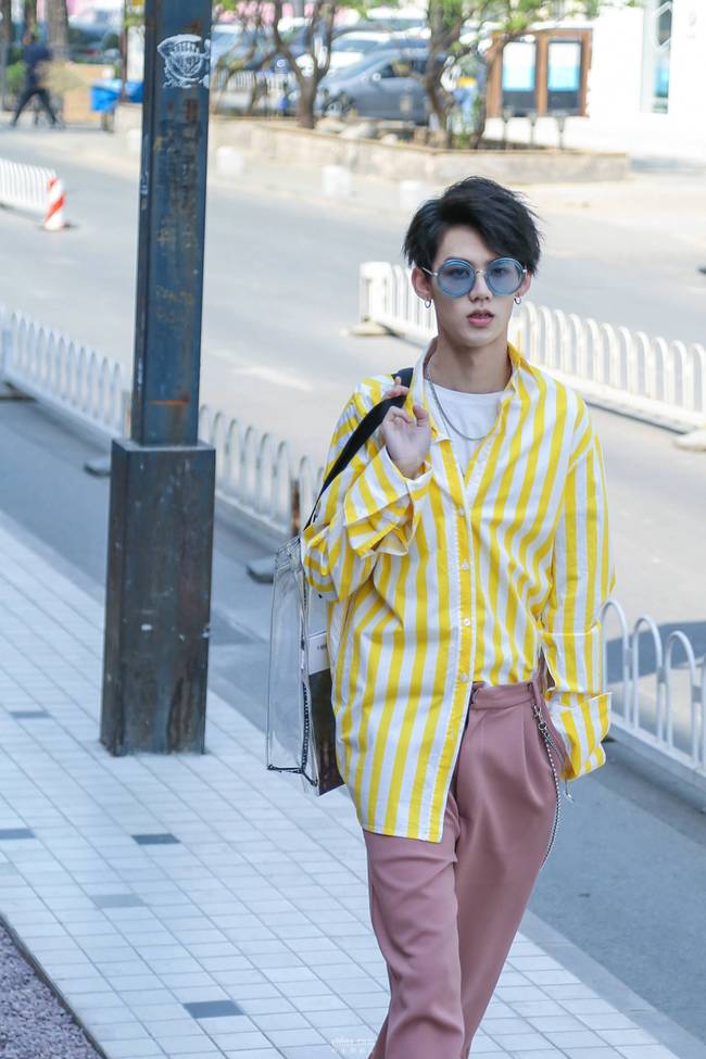 陈一辰户外街拍曝光 潮范儿十足帅气逼人