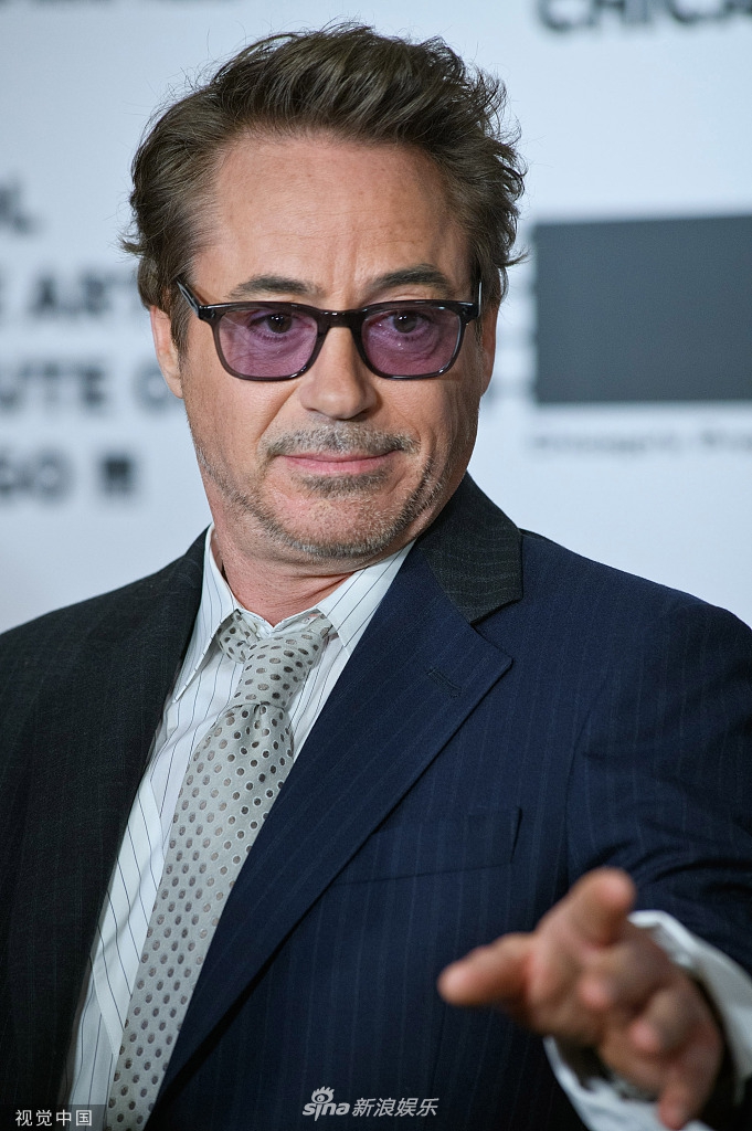 小罗伯特·唐尼戴紫色墨镜扮酷