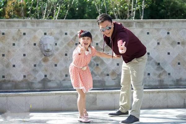 他既是富甲一方的冷血商人，也是一位爱女儿到极致的无私父亲。