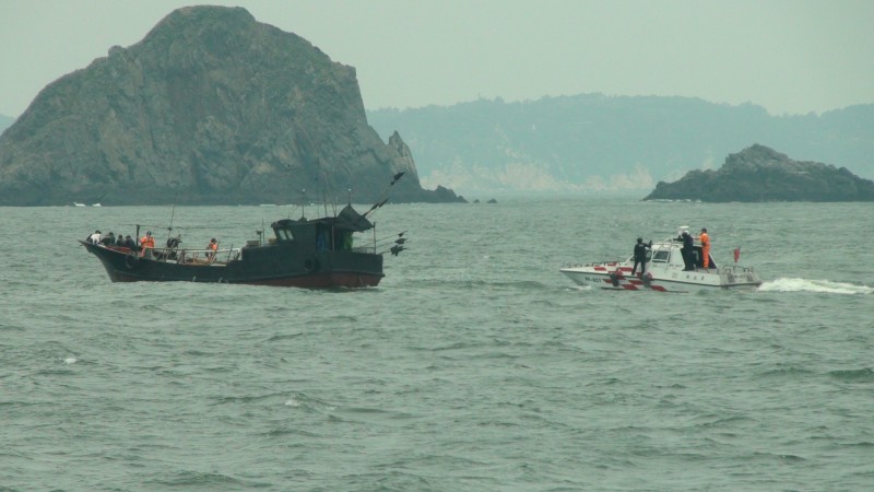 大陆渔船16日被台“海巡署”马祖海巡队扣押（图片来源：台媒）