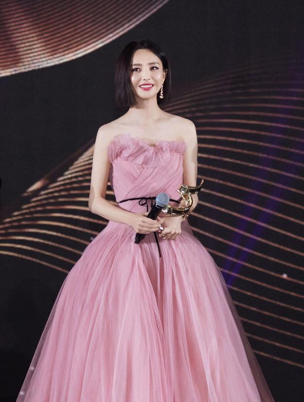 35岁佟丽娅最近真的气质全开抹胸纱裙上演绝美锁骨杀实在养眼