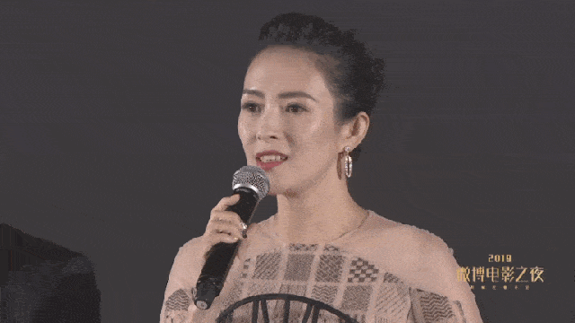 在后台见到周冬雨的章子怡非常开心， 两个人算是忘年交的好闺蜜吧，