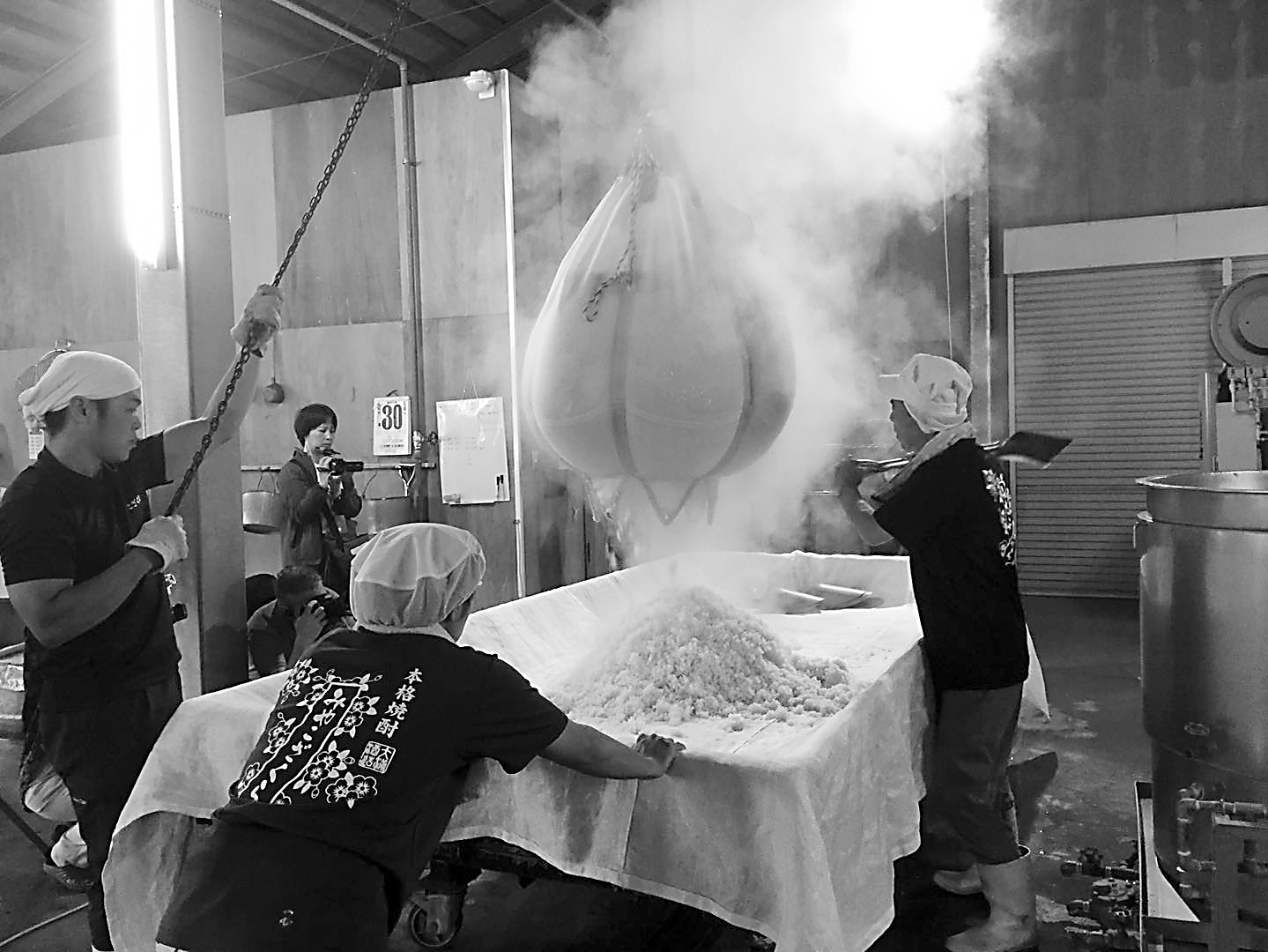 图片说明： 宫崎县手工造酒作坊展示传统酿造技艺。