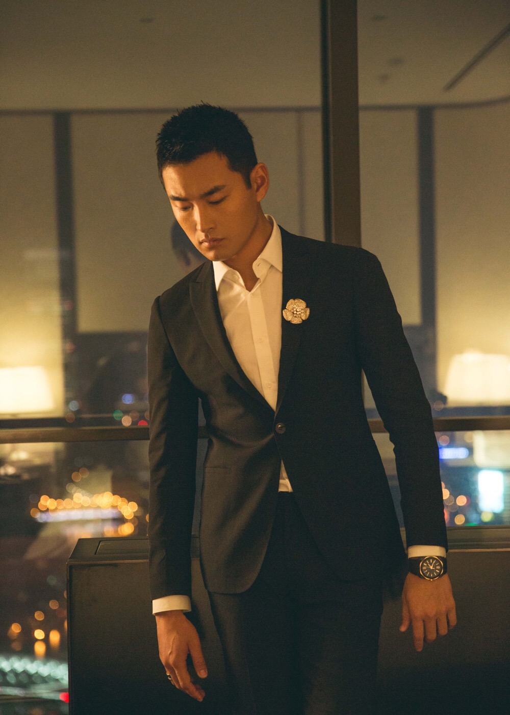王彦霖身着深色西装梦幻光影间尽显绅士风格