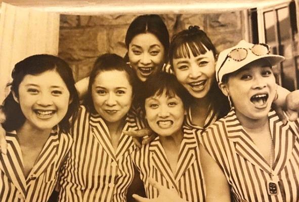 这张照片从左到右依次是许戈辉、蔡明、毛阿敏、邓婕、宋丹丹和那英。
