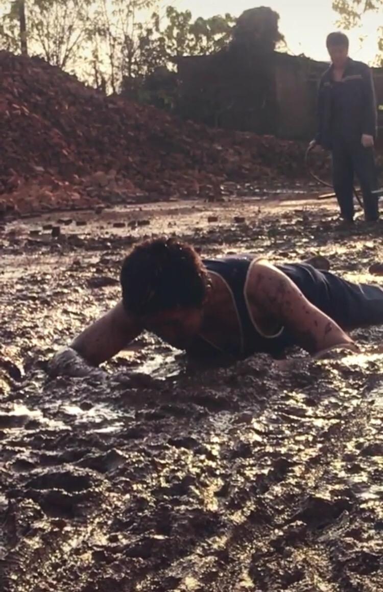 面部甚至陷在了泥中,抬起头后,有不少水从嘴里和鼻孔中流出,这一跤摔