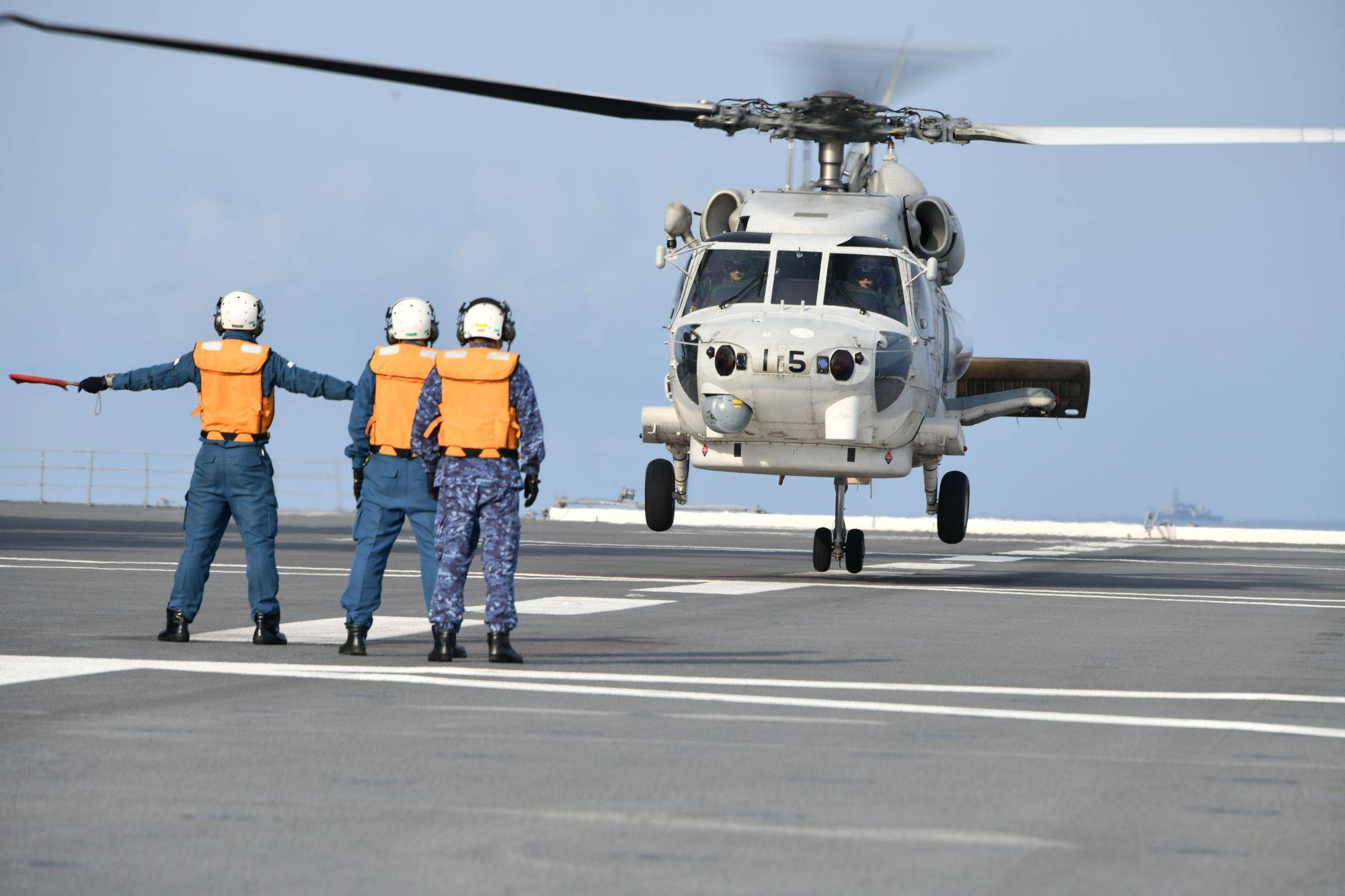 4 舰岛第一视角观测日本准航母甲板细节