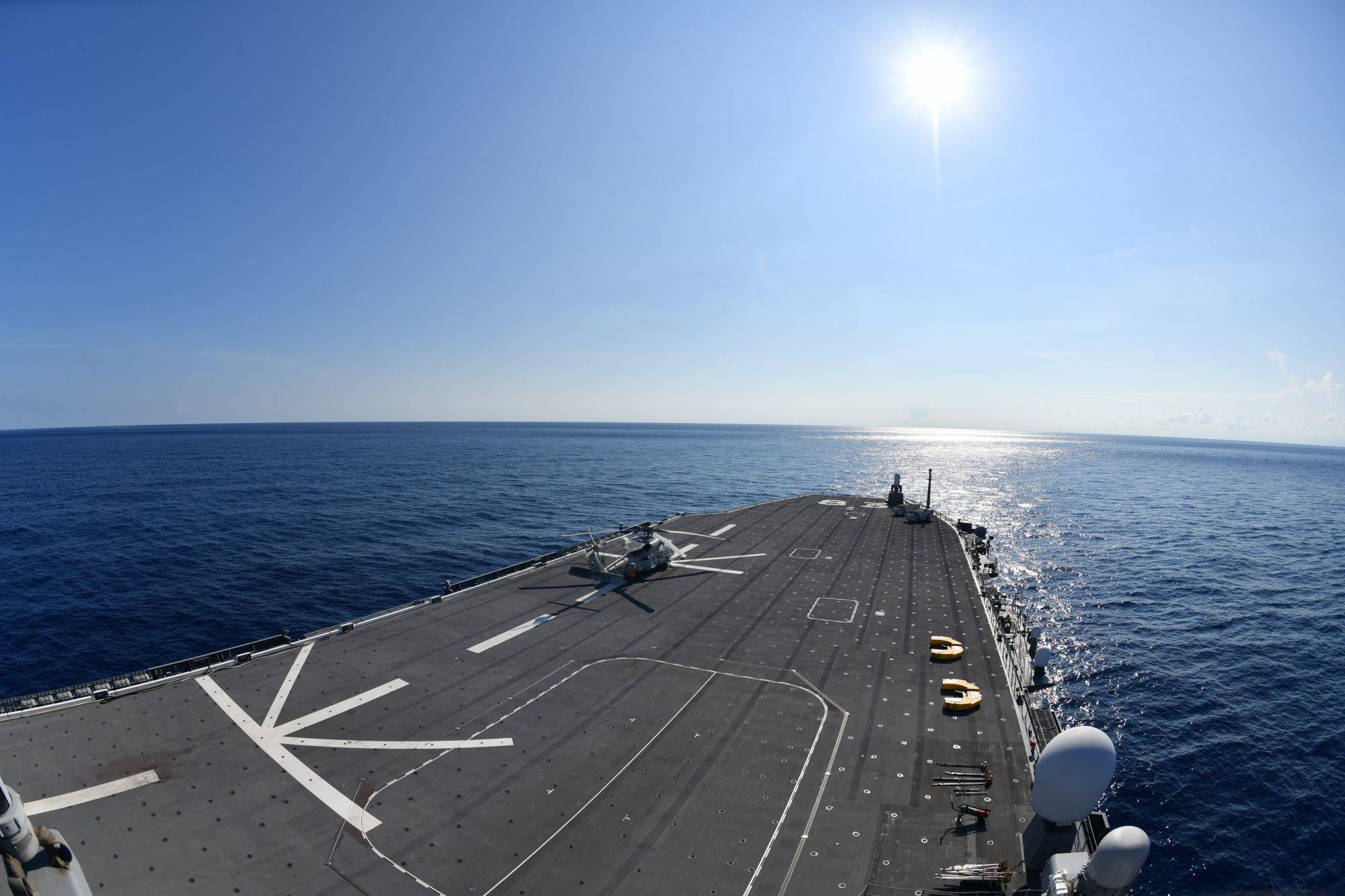 舰岛第一视角观测日本准航母甲板细节