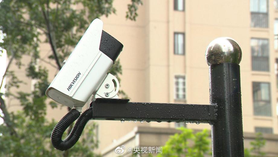 据介绍,这些广角摄像头正好将居民楼的窗户和阳台纳入拍摄范围,以监控