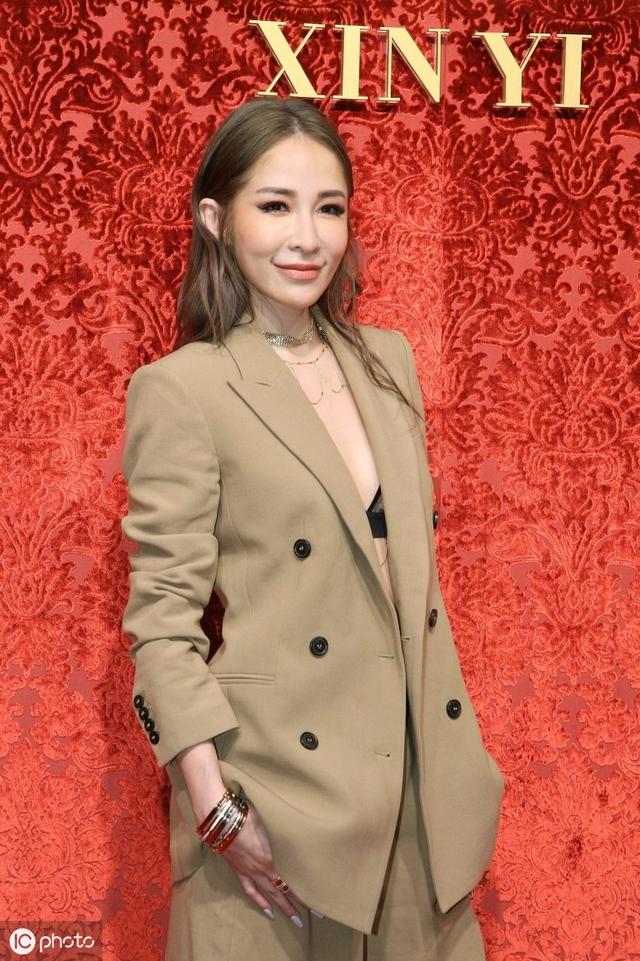 品一品这张39岁的脸，几乎没有任何的皱纹。她穿着卫衣跳舞的时候，完全就是一个20岁的小姑娘。