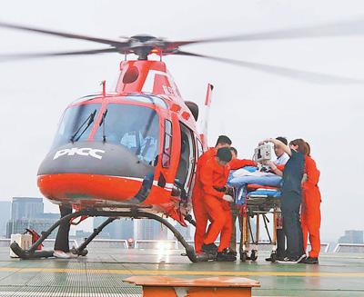 6月18日，长宁地震首位重伤员通过“空中120”转运到成都接受治疗。新华社记者 杨莉梅摄