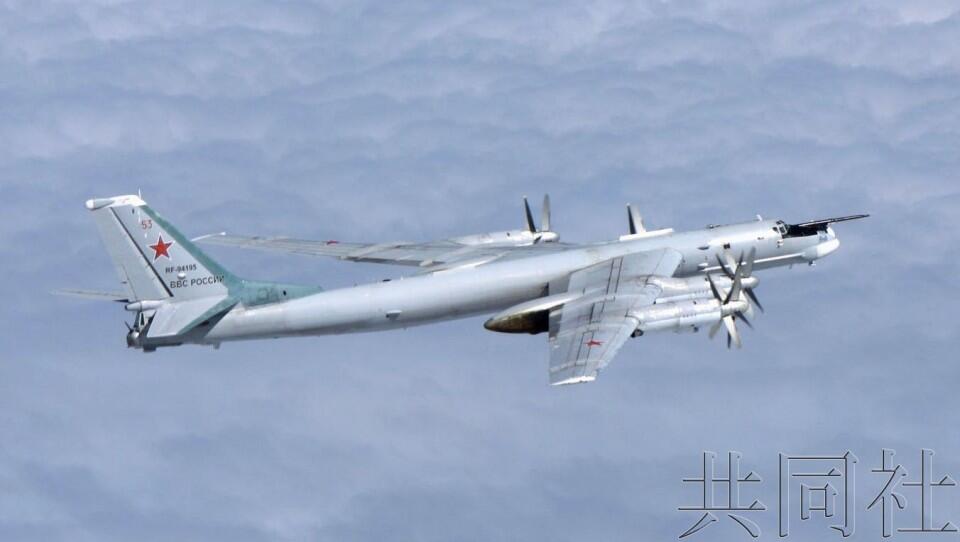 图为日方拍摄到的俄罗斯“图-95”轰炸机