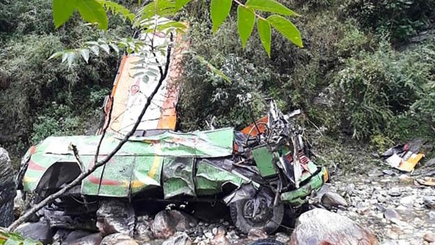 发生车祸的大巴车