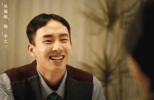 看看这眼神，不知道的还以为他是个走搞怪路线的谐星，真是为了角色放弃底线。