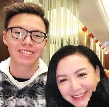 如今54岁的曾华倩与儿子一起生活，十分幸福，容貌自然优雅，还是那么美。