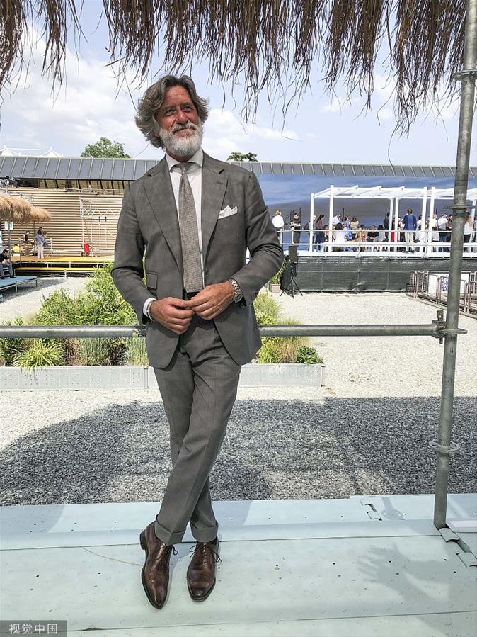 意大利佛罗伦萨，前来2020春夏佛罗伦萨男装周的潮人展示时尚穿搭。