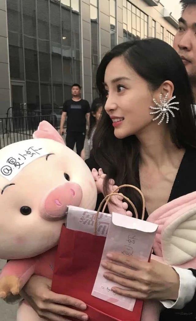 杨颖现身粉丝见面会,近镜头皮肤零死角,耳环比耳朵还大超吸睛