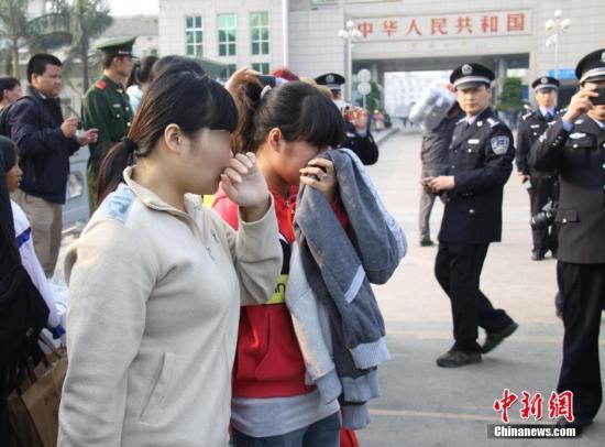 资料图：中国警方向越南警方移交7名被拐越南女子。黄卓 摄