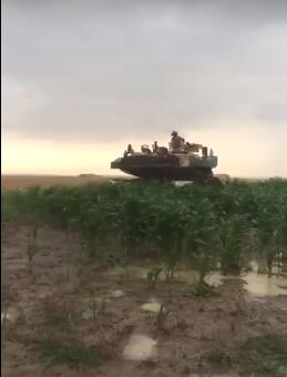 美军坦克误入农田视频截图(图源：RT)