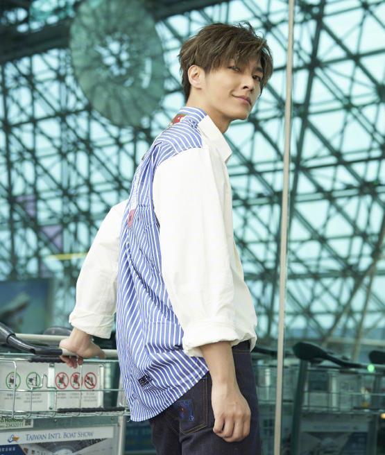 条纹装饰的服饰给人在视觉上有很大冲击力,搭配一条黑色的裤子,不会过于鲜艳,休闲而随性!