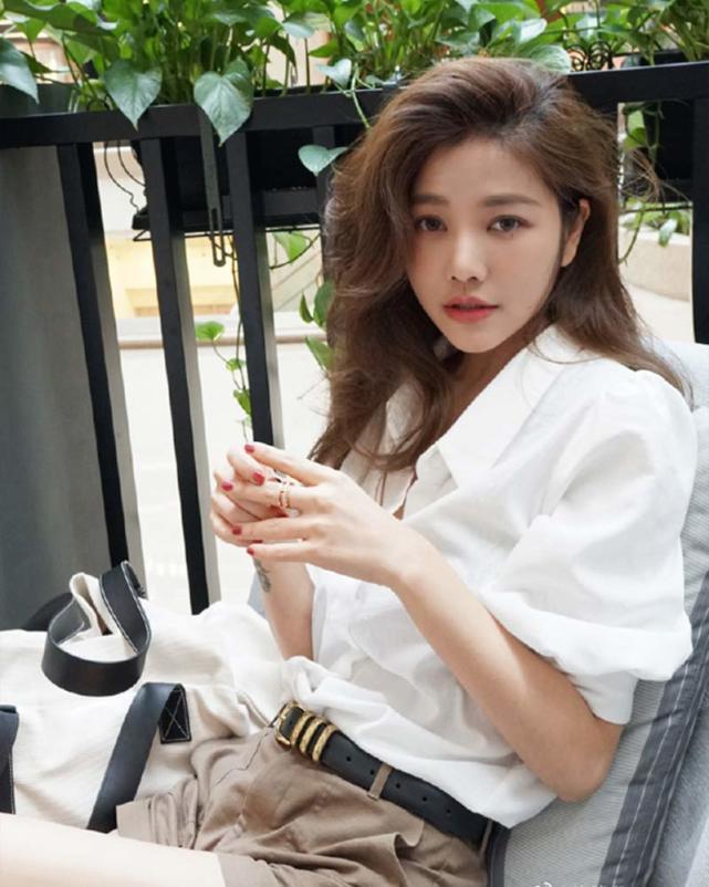 一个整容成功的女星43岁嫩成20岁少女网友整得自然耐看