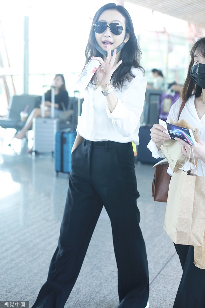 王鸥对镜挥手甜笑亲和力max