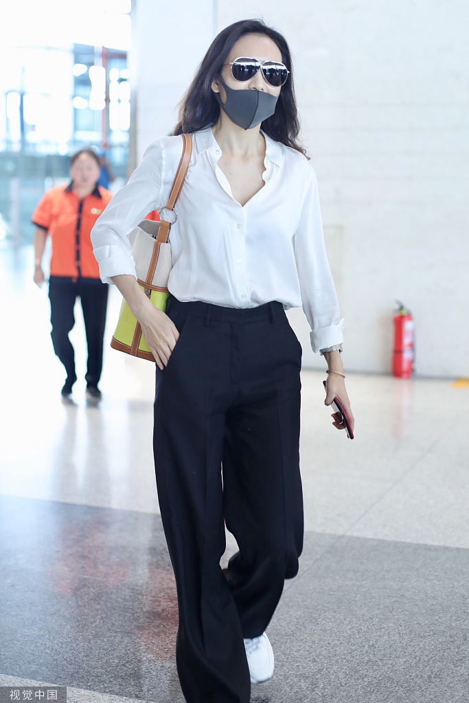 王鸥黑白经典搭配穿出御姐范儿