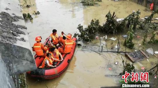 图为消防员展开救援。廖二攀 摄